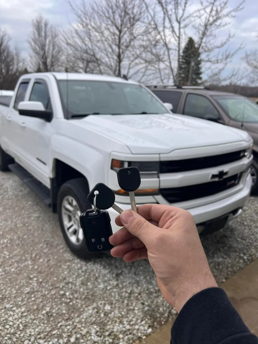 Remote and key for a white Chevrolet Silverado