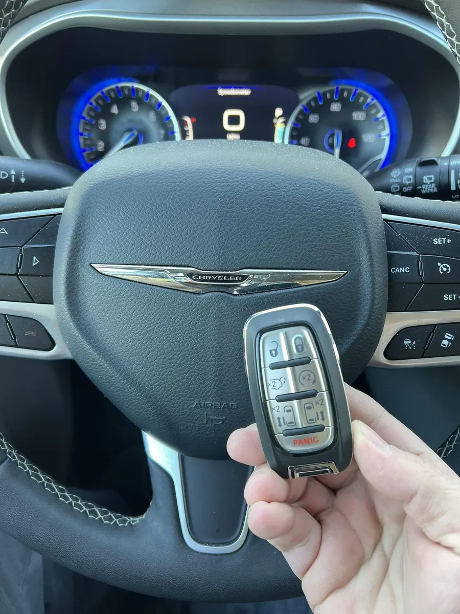 Chrysler smart key at the steering wheel