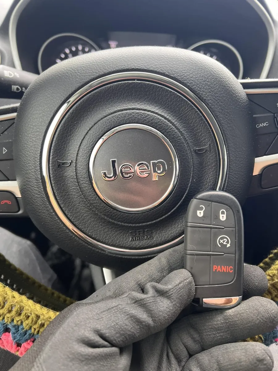 Jeep remote key at the steering wheel