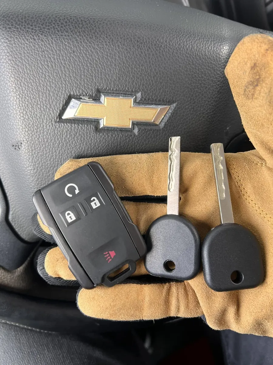 Chevrolet remote and two keys at the steering wheel