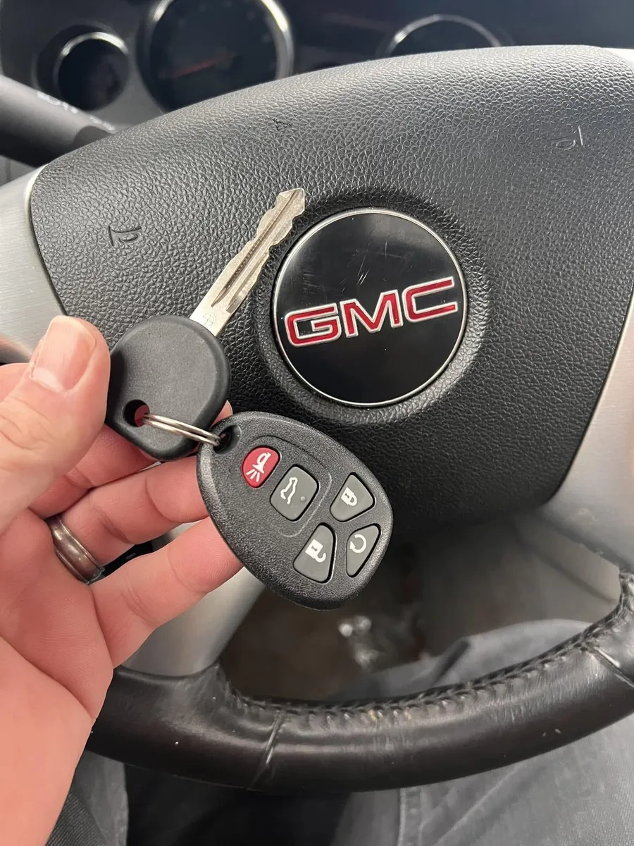 GMC key and remote at the steering wheel