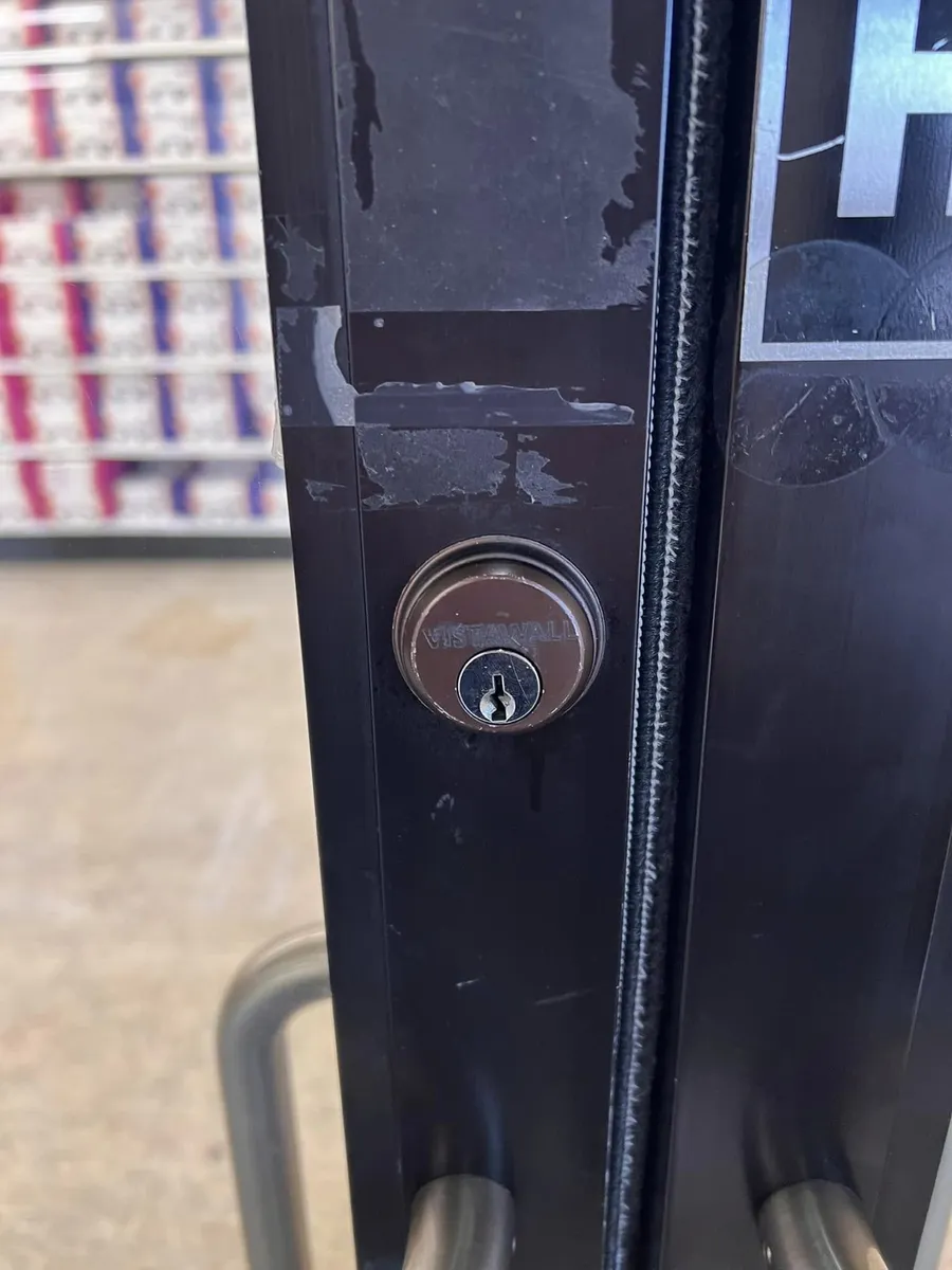 Lock cylinder on a commercial door