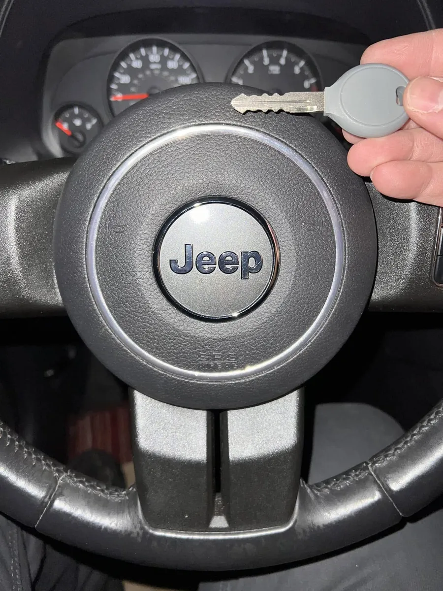 Jeep transponder key at the steering wheel