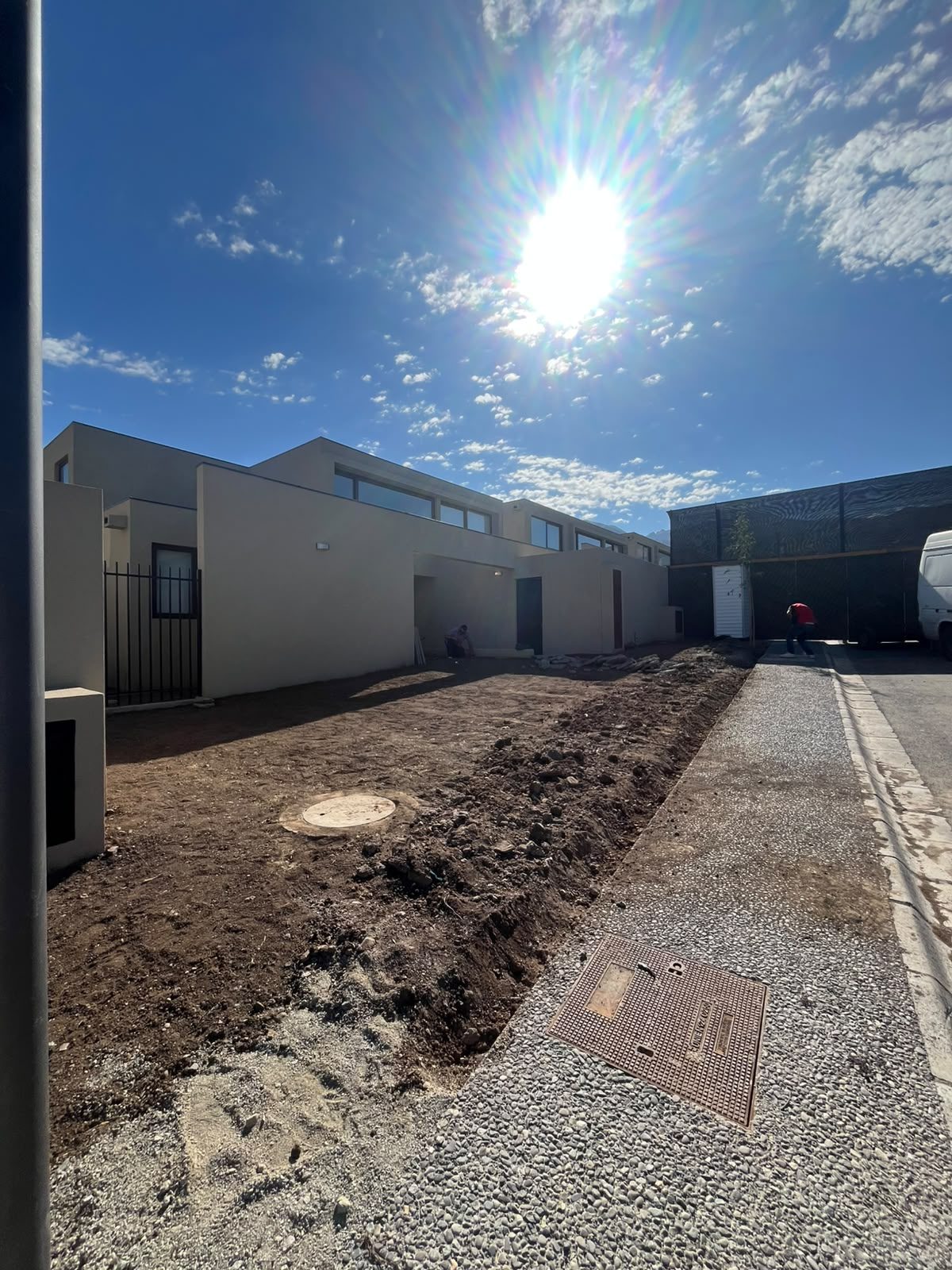 Frente de casa antes de la obra, con tierra y sin pavimento
