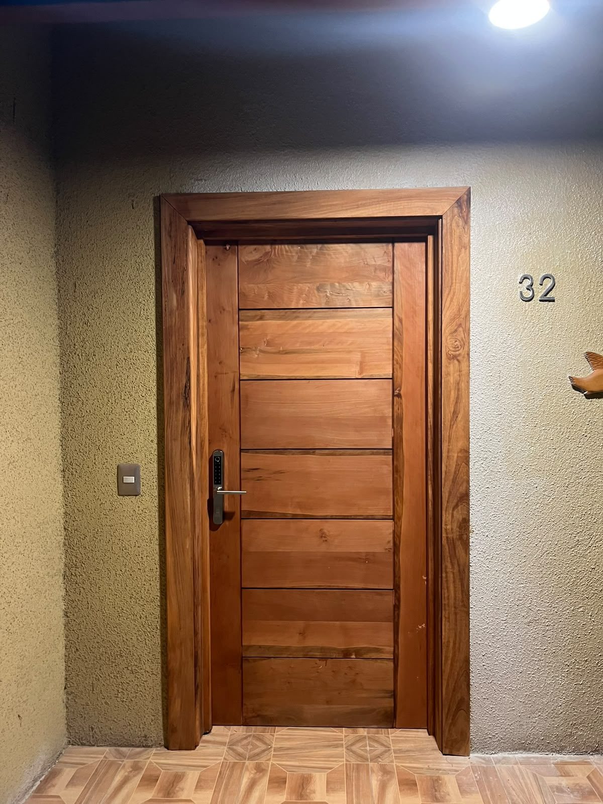 Puerta de madera nueva con cerradura digital, después de la obra