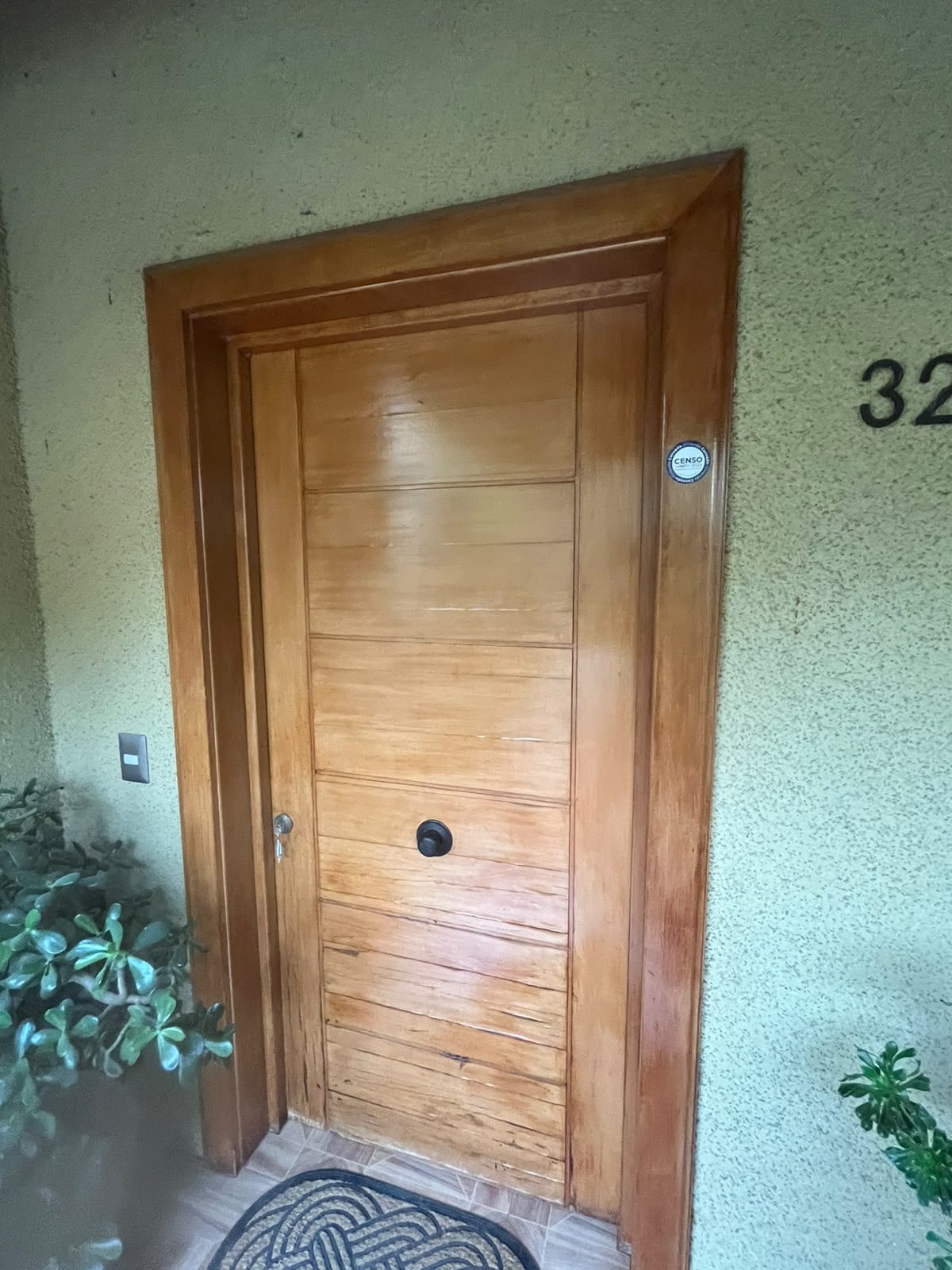Puerta de madera desgastada antes de la restauración