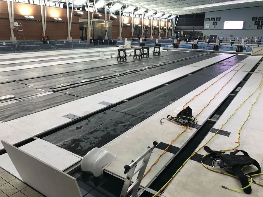 Moveable floor sections in a 50-metre competition pool