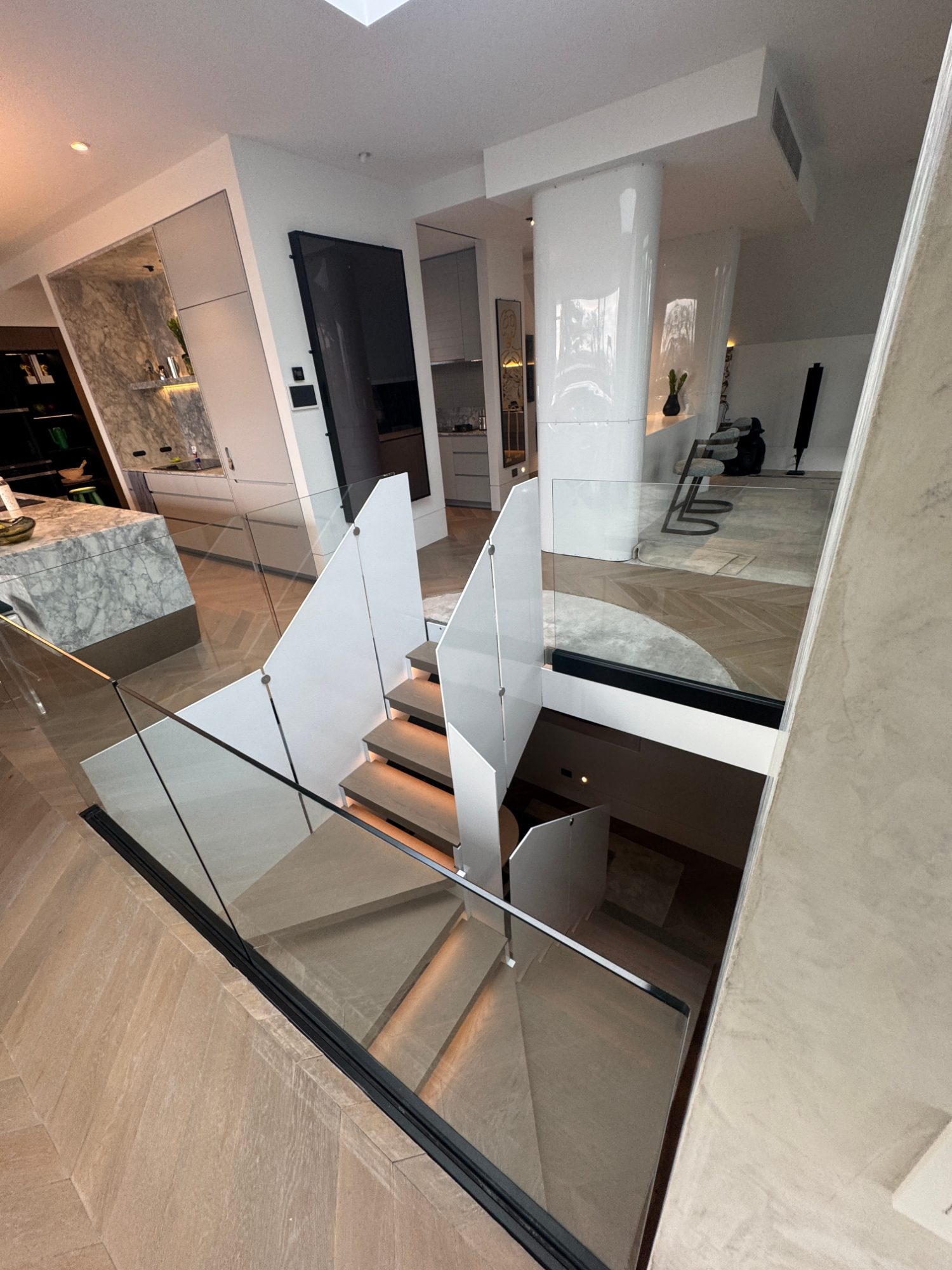 Floating stair with glass balustrade