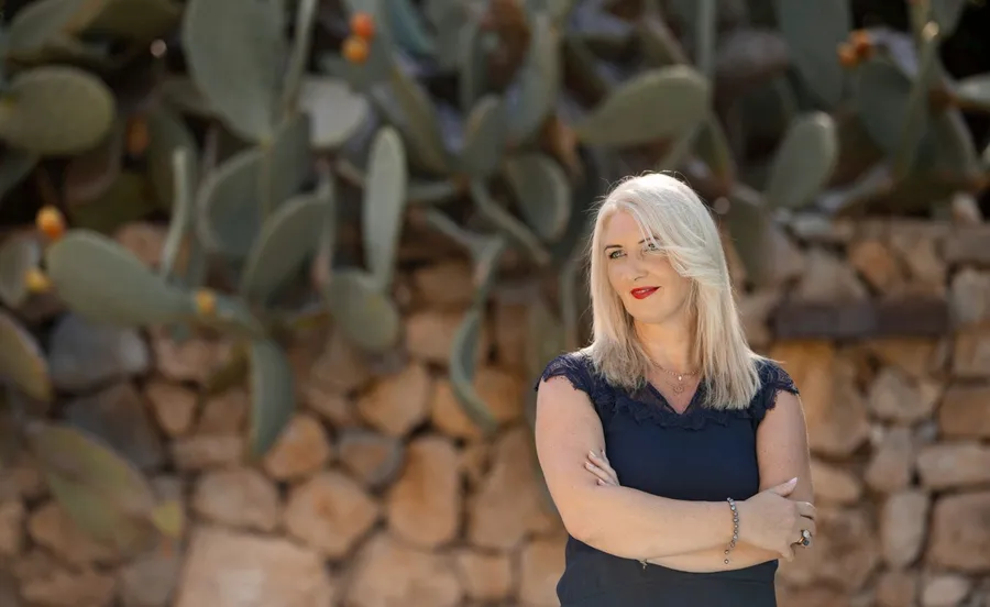 Kathleen Grätz vor Kakteen auf Mallorca