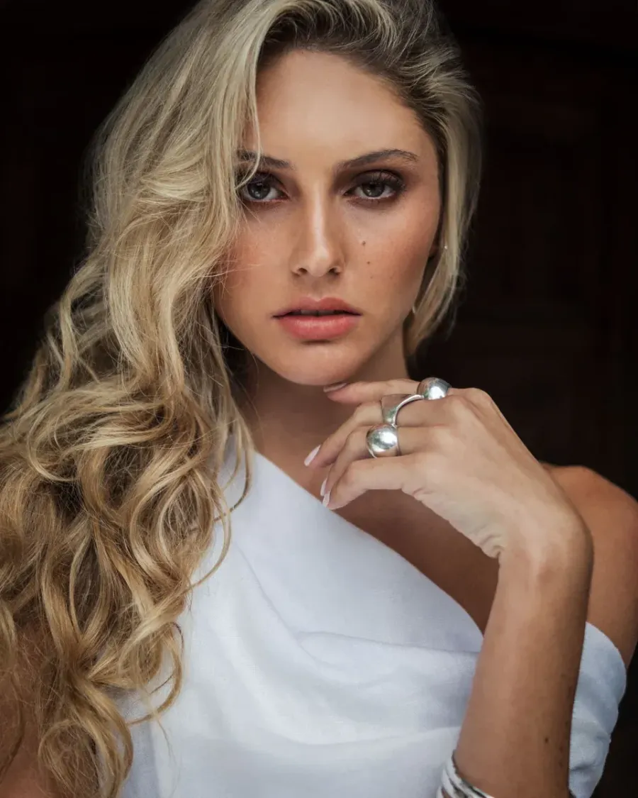Beauty close-up with soft glam, long blonde waves and statement rings