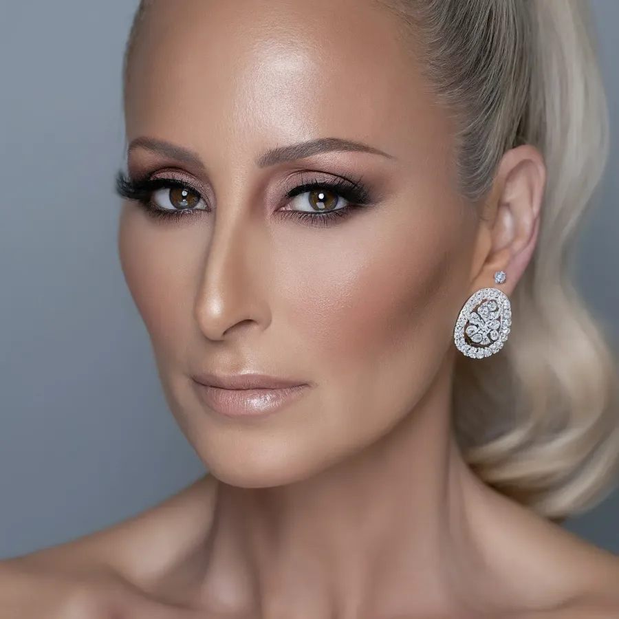 Wedding guest with sculpted evening makeup, a smoky eye and a chandelier earring