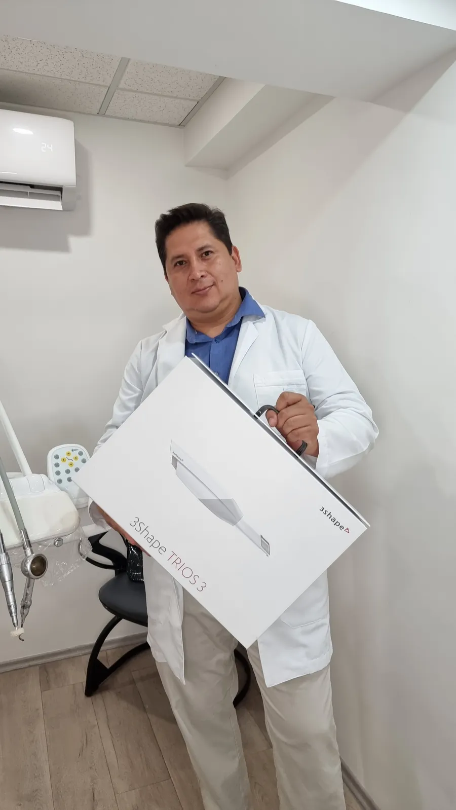 El Dr. Iván Daza con el escáner intraoral