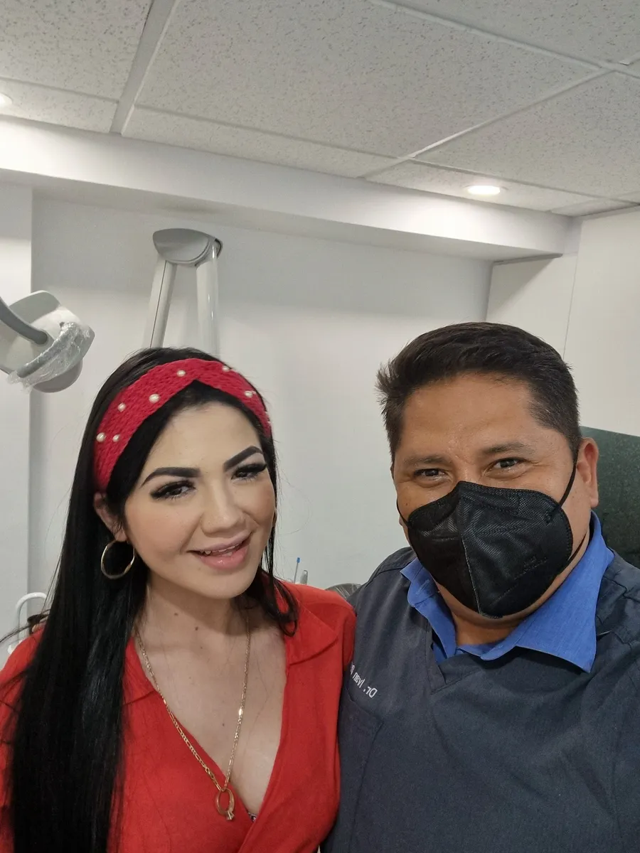 El Dr. Iván Daza con una paciente