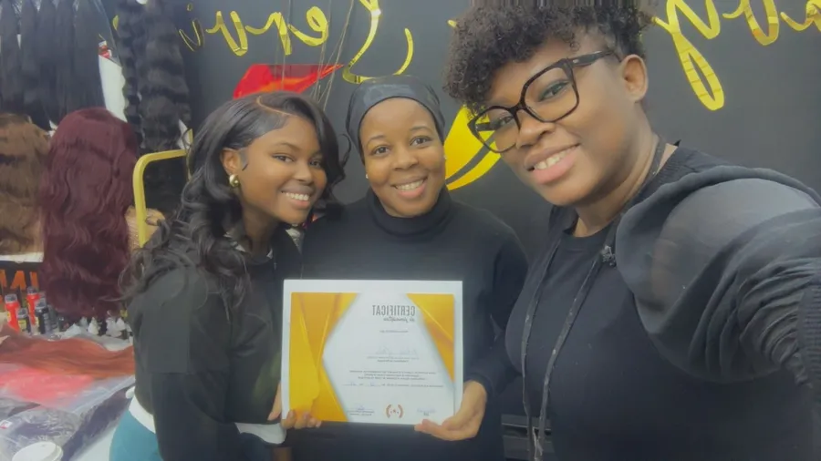 Participantes avec leur certificat de participation et d'encouragement aux côtés de Ravelyne