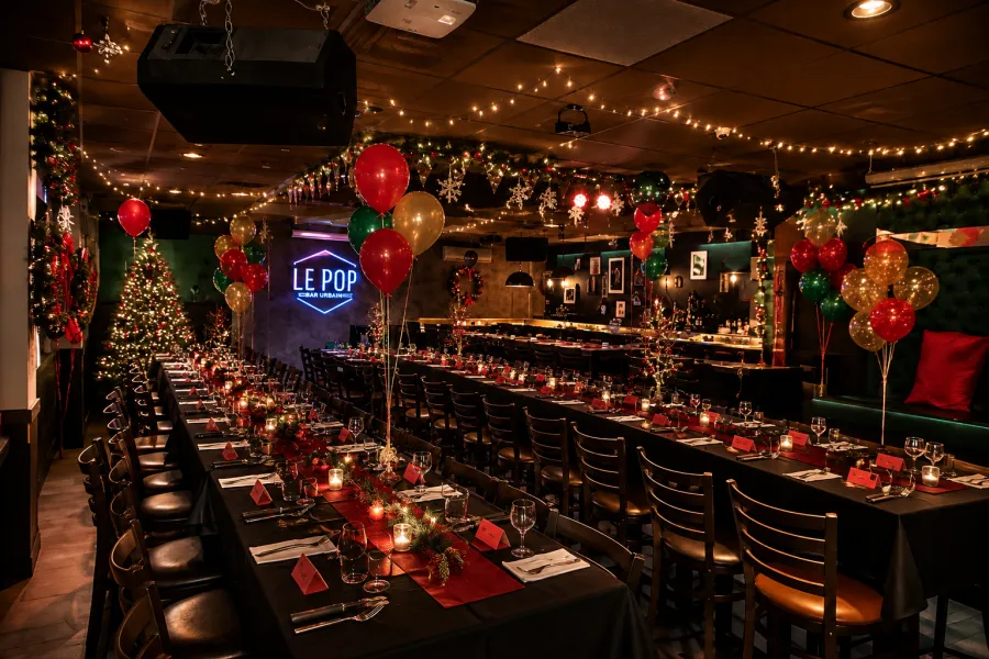 Salle décorée et tables réservées pour groupe corporatif au Pop