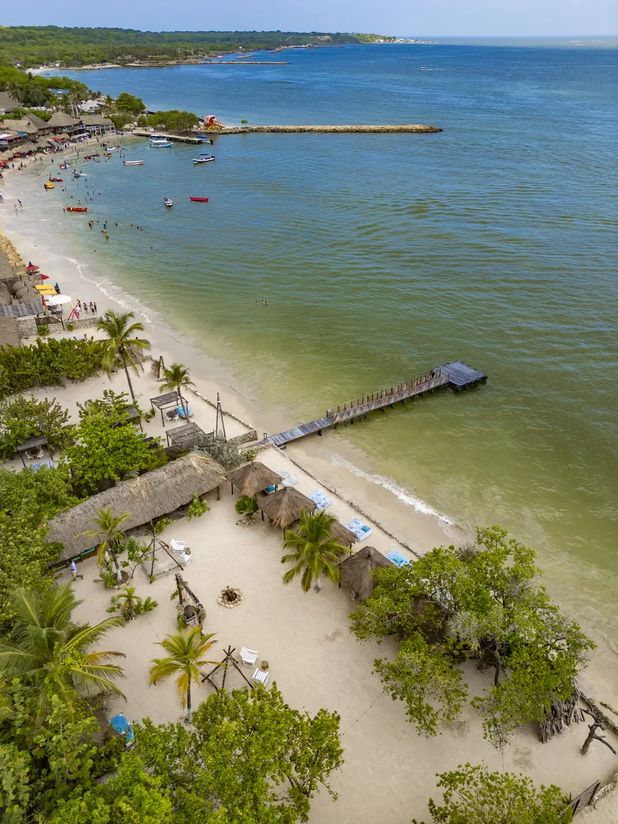 La isla desde el aire, con la playa y el muelle