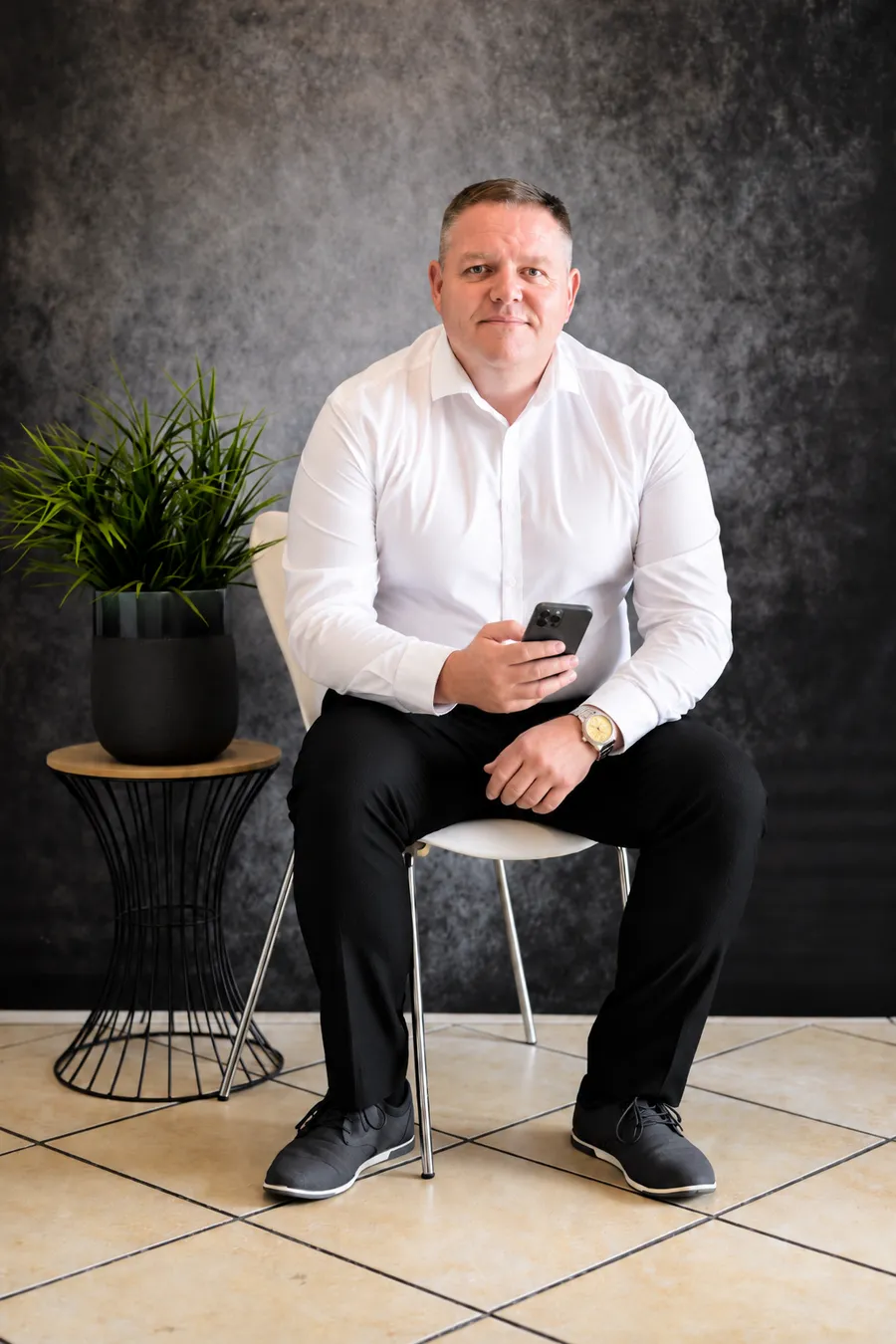 Martin Schultz, founder of Floserv, with his phone in his hand