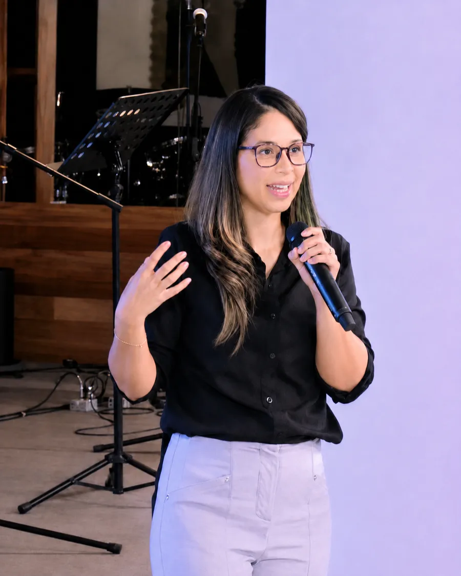 Mafe Abreu hablando con micrófono en su taller presencial