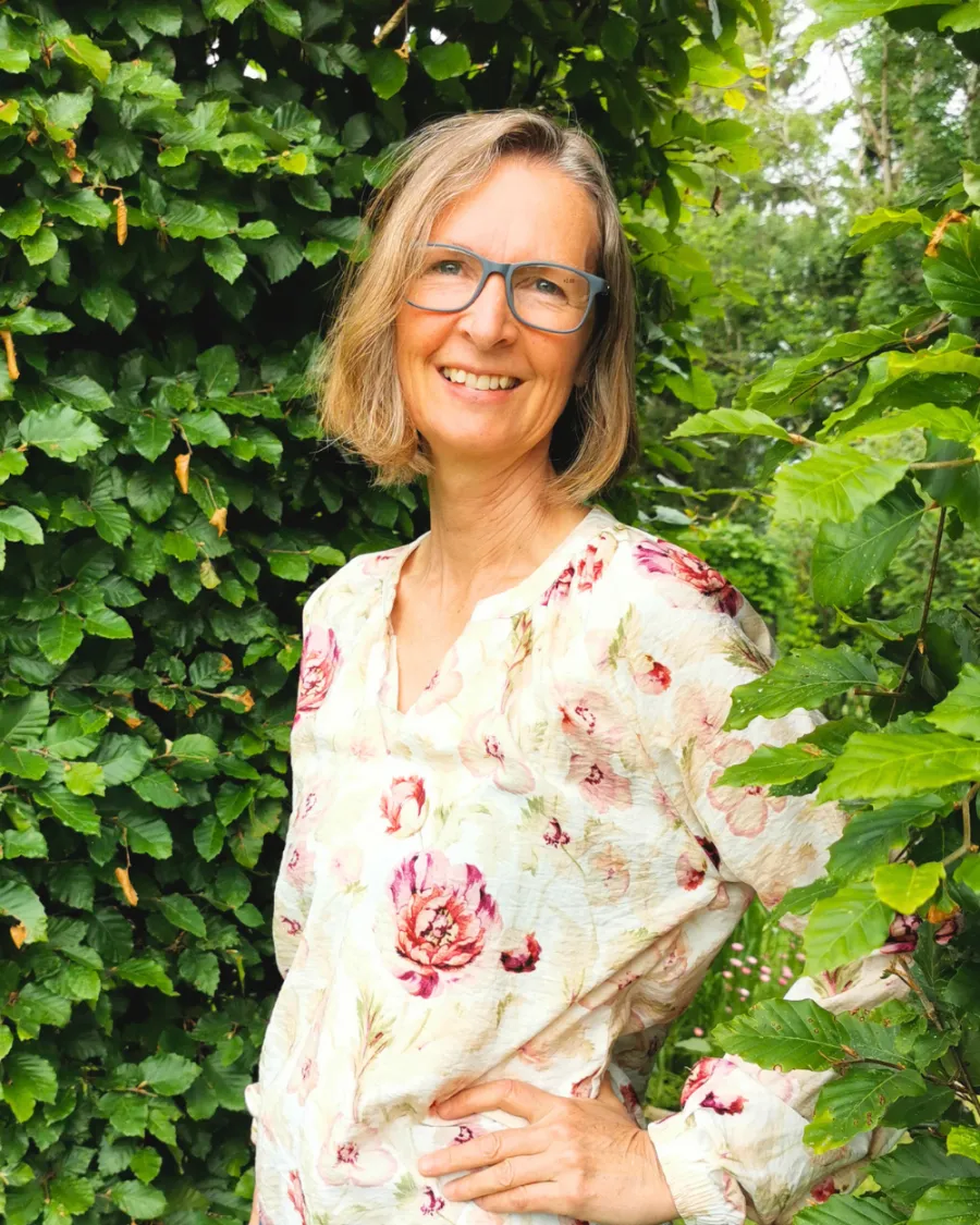 Christina Waardal, coach og TFT-terapeut, ute i hagen.