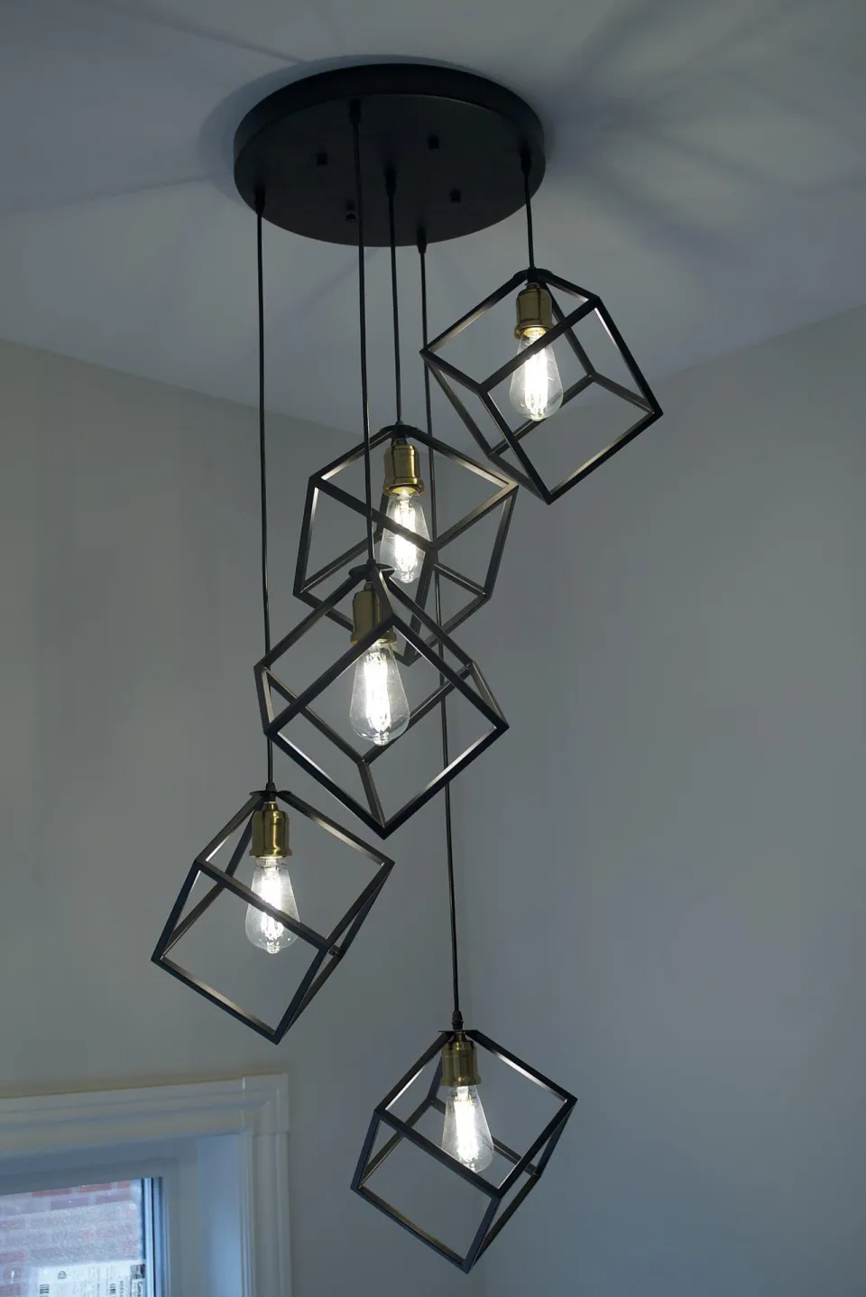 Geometric cluster pendant light with exposed-filament bulbs