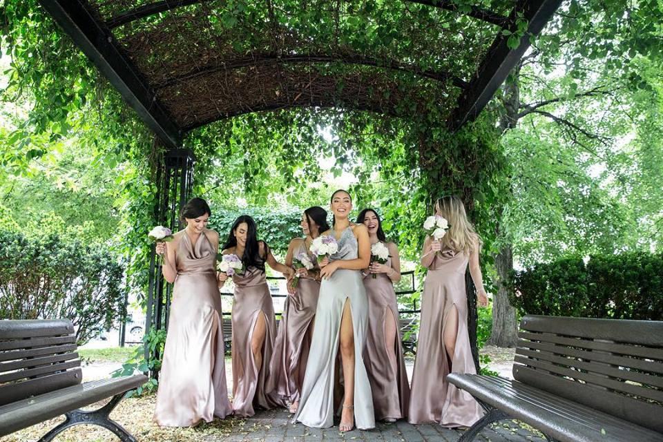 Cortège en robes rose poudré sous une tonnelle de jardin