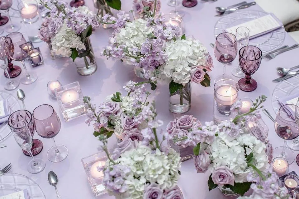 Table dressée d’hortensias lilas et de verrerie en cristal