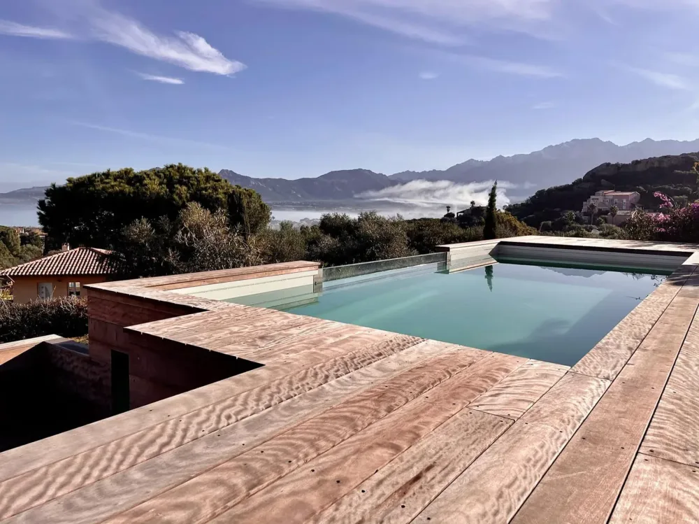 Piscine avec terrasse bois et vue dégagée