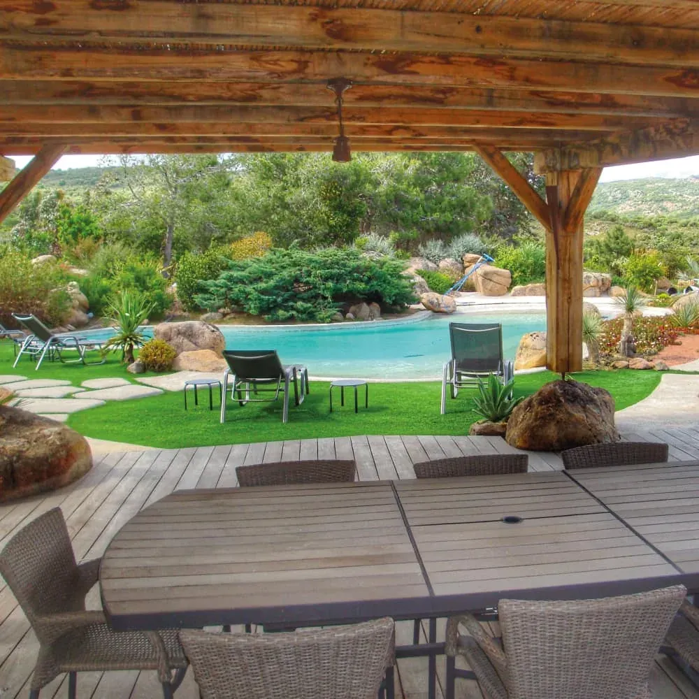 Piscine vue depuis une terrasse ombragée