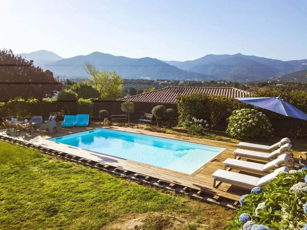 Piscine avec vue et terrasse