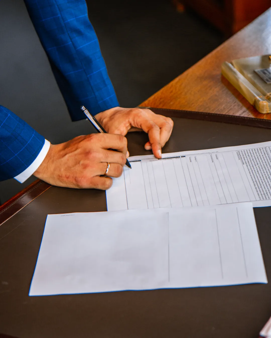 Abogado firmando documentos en su escritorio