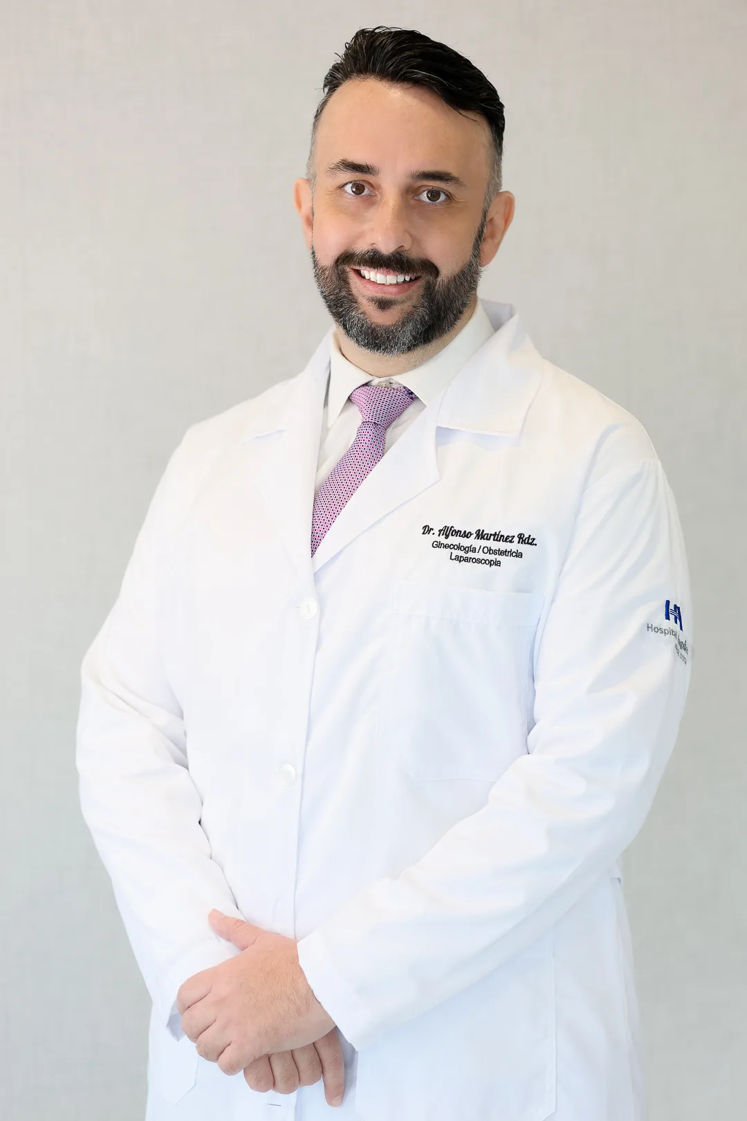 Dr. Alfonso Mart&iacute;nez Rodr&iacute;guez, gynecologist and obstetrician, in lab coat at Hospital &Aacute;ngeles Valle Oriente