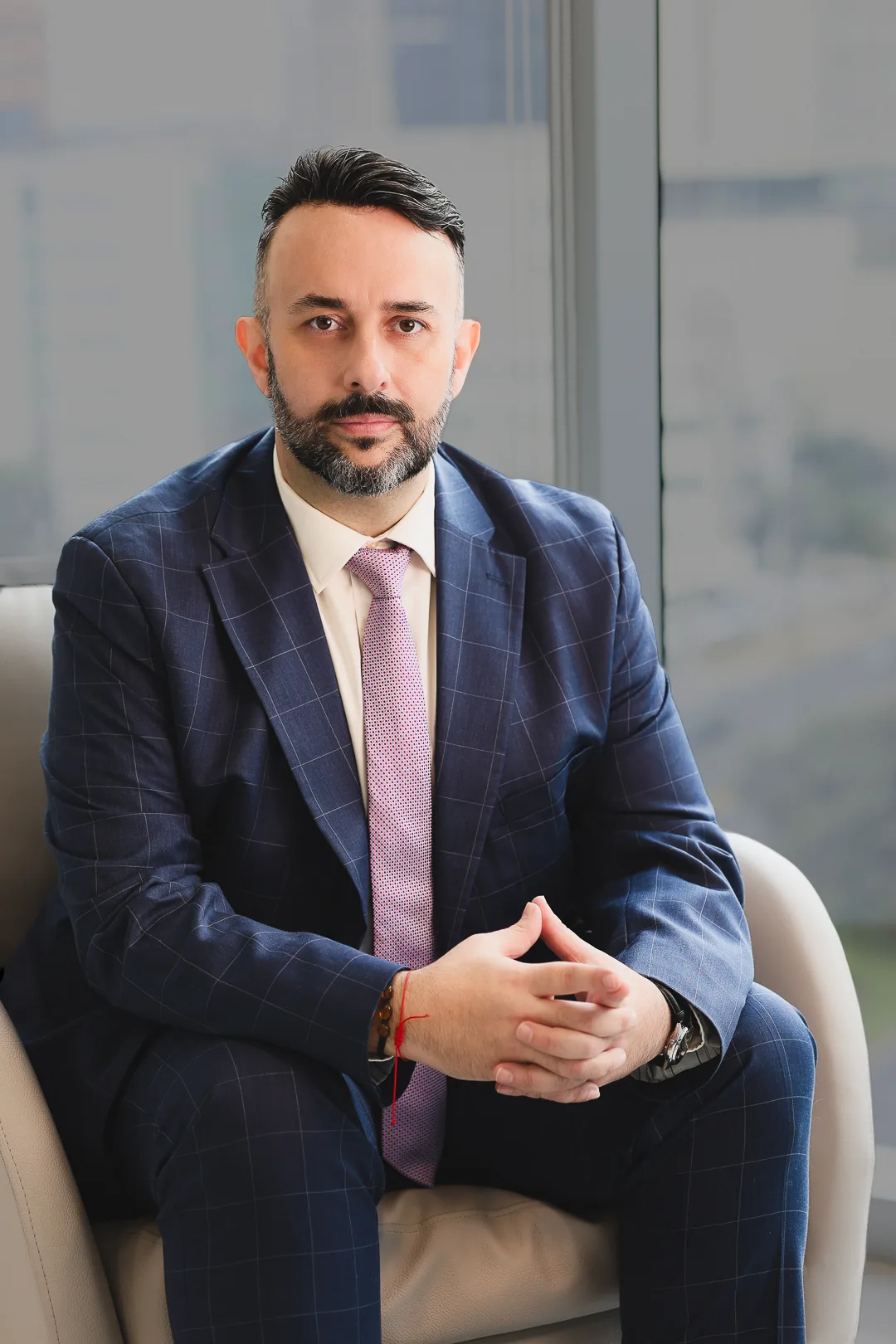 Dr. Alfonso Mart&iacute;nez Rodr&iacute;guez en su consultorio