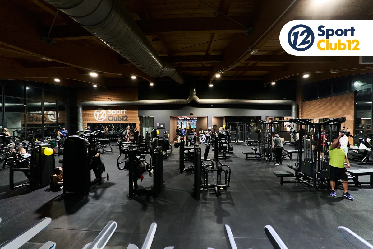Sala pesi rinnovata con macchine Technogym al club Sport Club 12 di Induno Olona