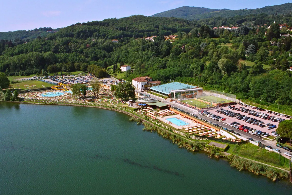 Vista aerea del club Sport Club 12 di Oggiono con piscine e parco estivo