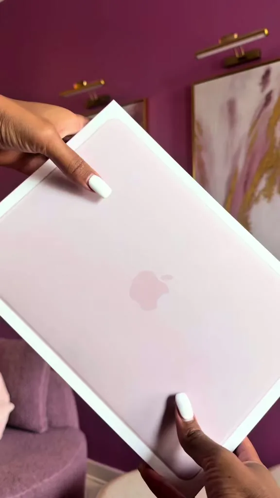 Video thumbnail: Unboxing Macbook