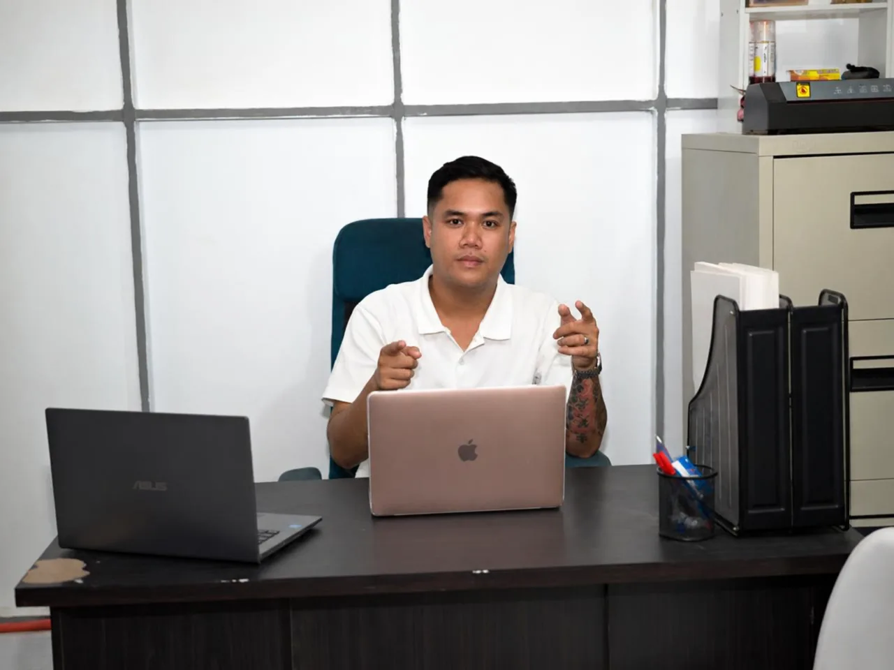 Joje coaching from his desk