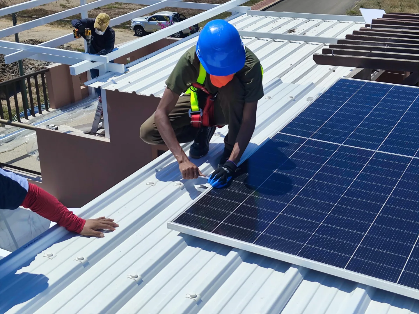 Técnico fijando paneles solares sobre la estructura de montaje
