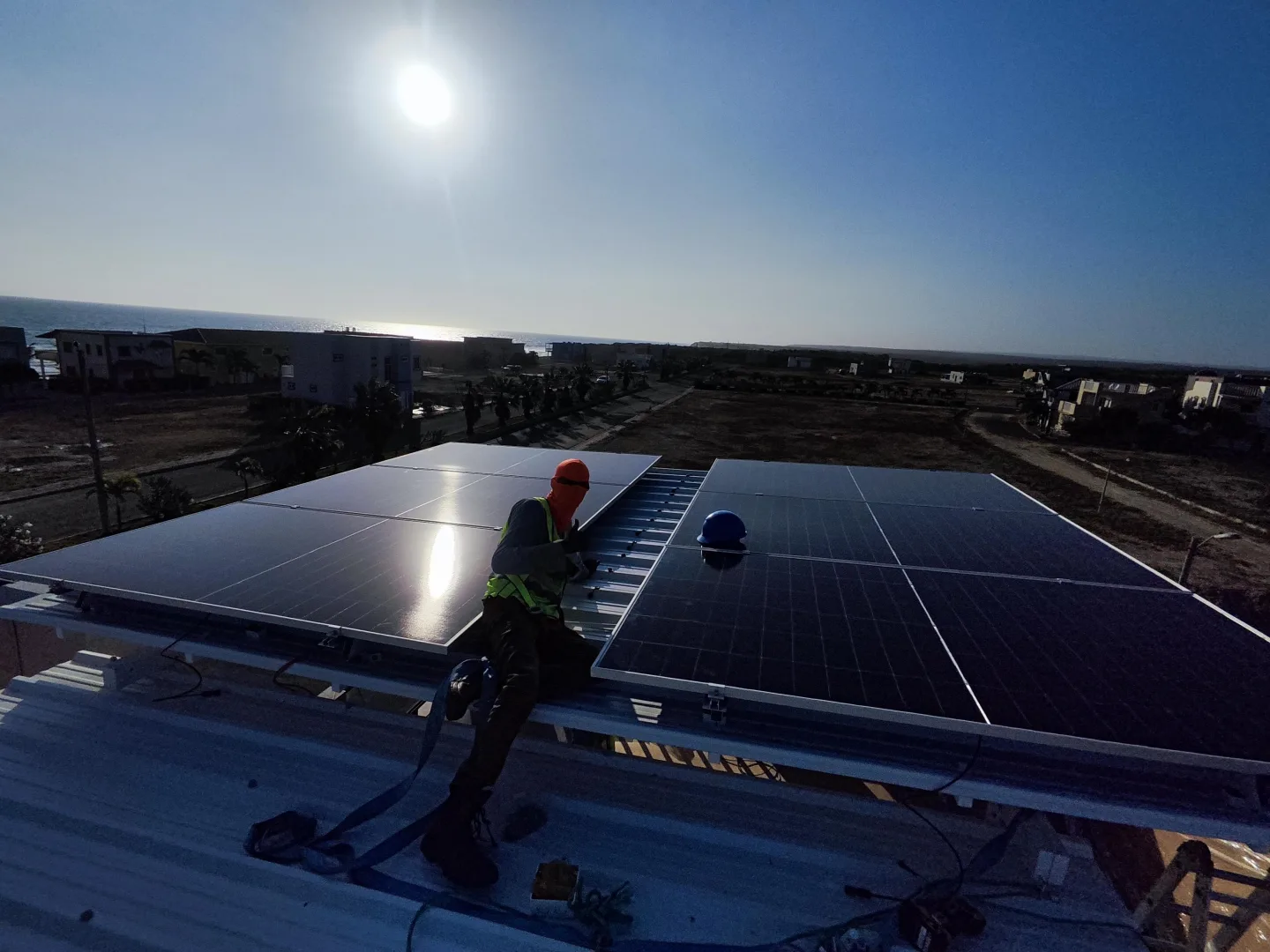 Instalación de paneles solares al atardecer