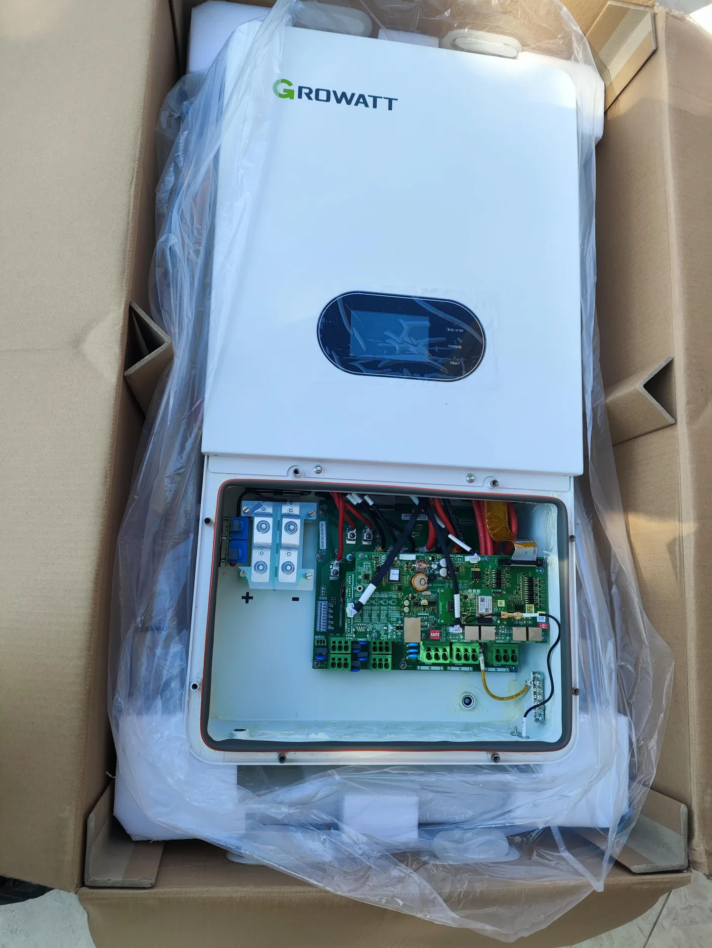 Inversor solar Growatt instalado y conectado