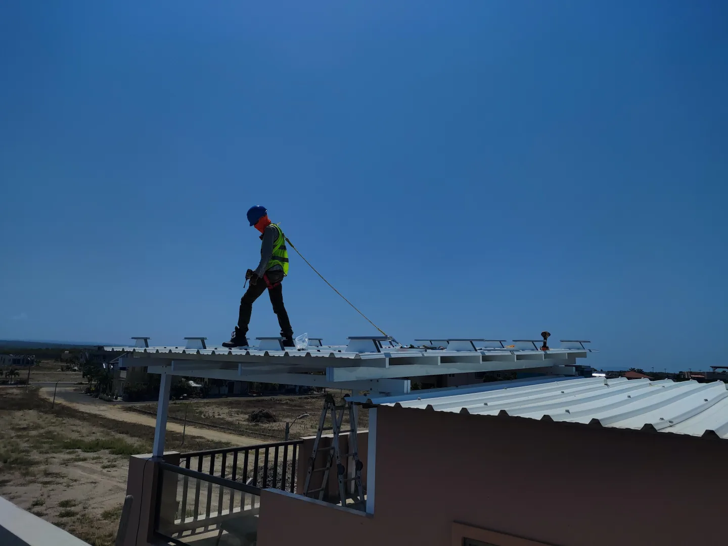 Estructura metálica de soporte para paneles solares en una cubierta