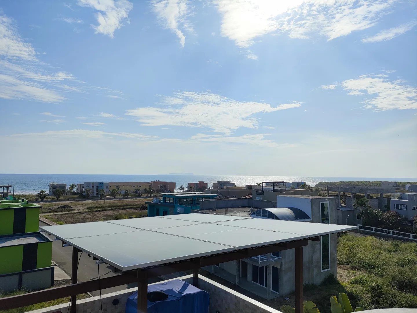 Pérgola con paneles solares integrados frente al mar