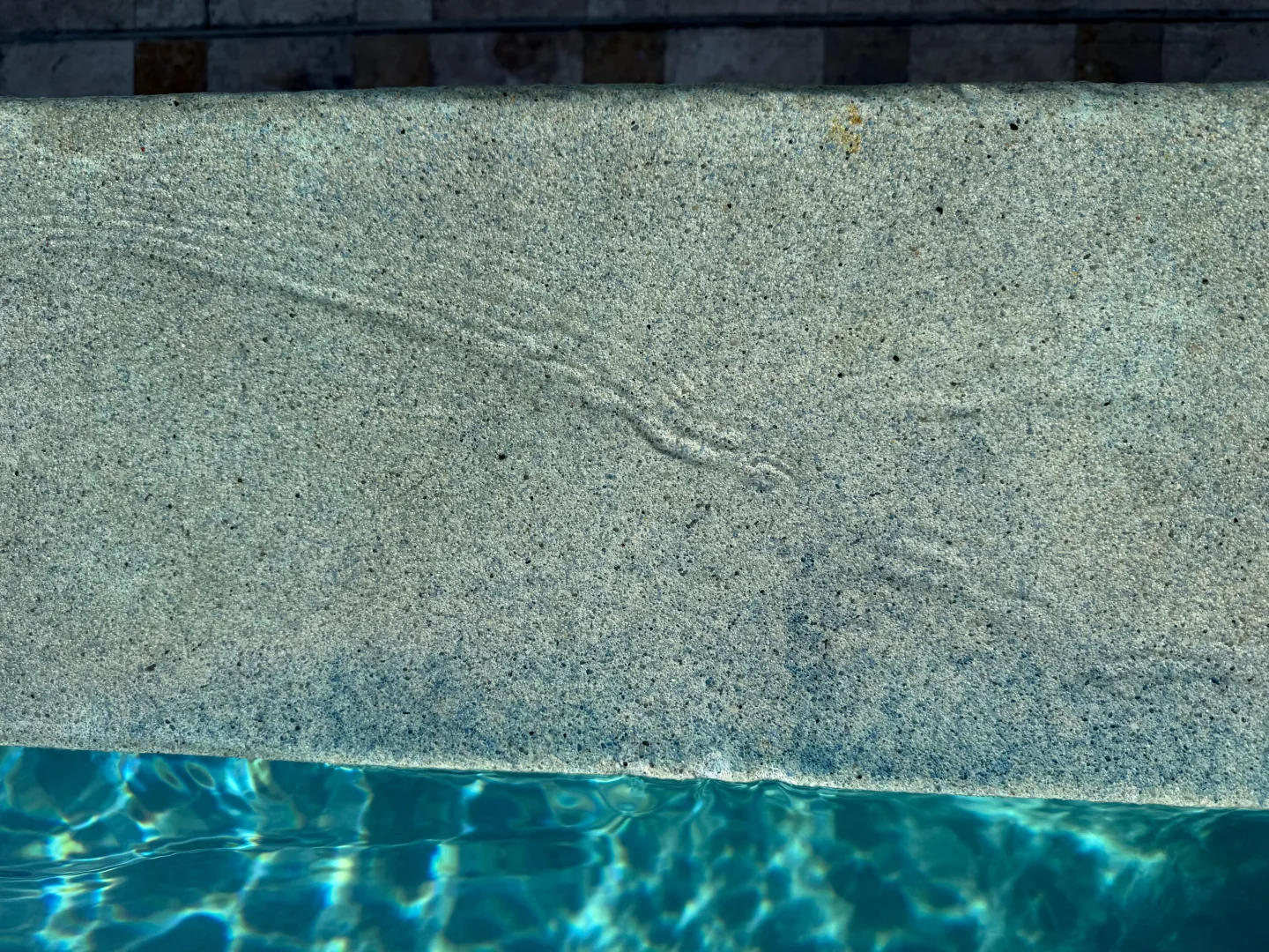 Borde y coronación de piscina con acabado antideslizante