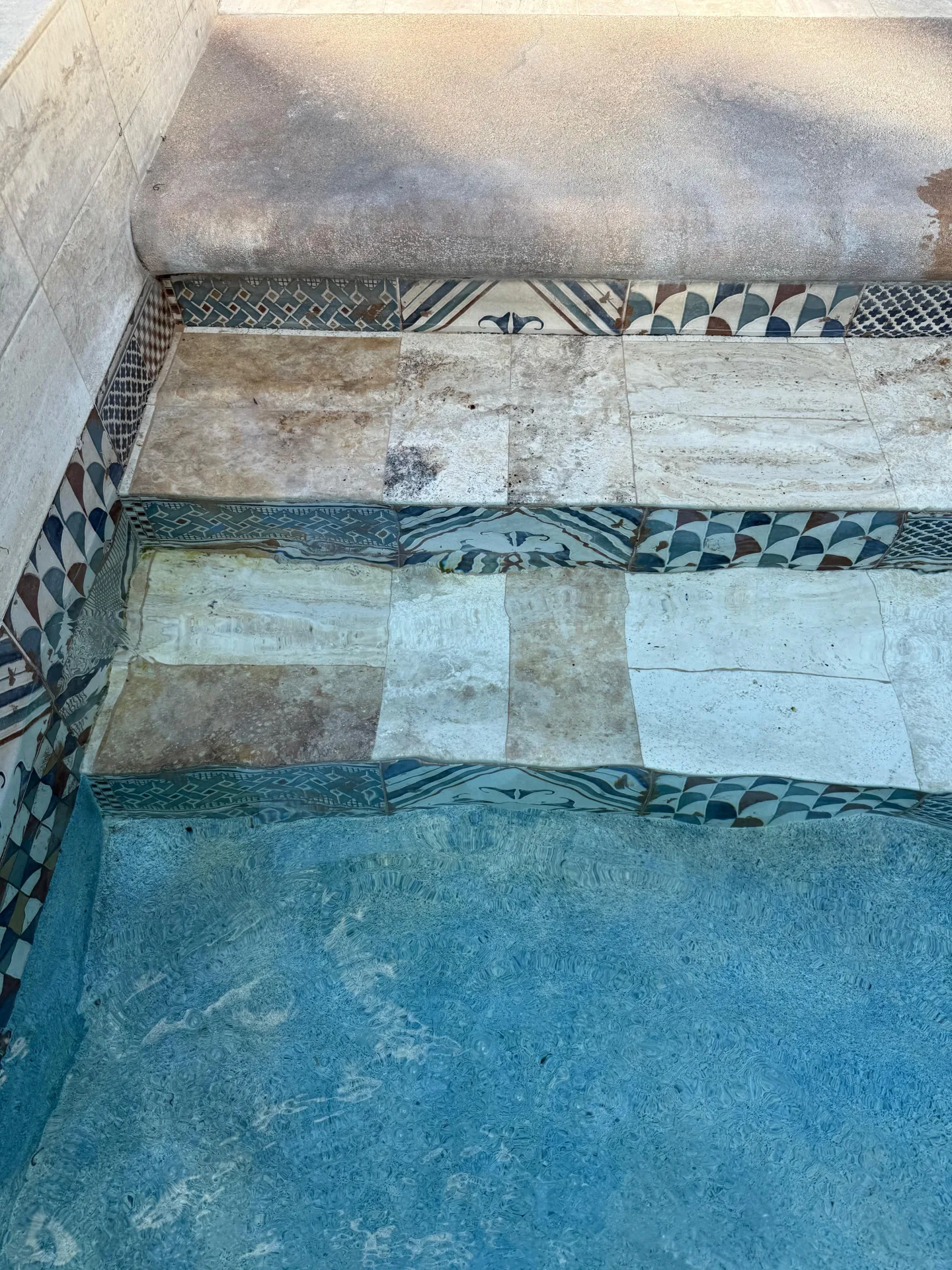 Escalones de piscina en construcción con revestimiento de mosaico