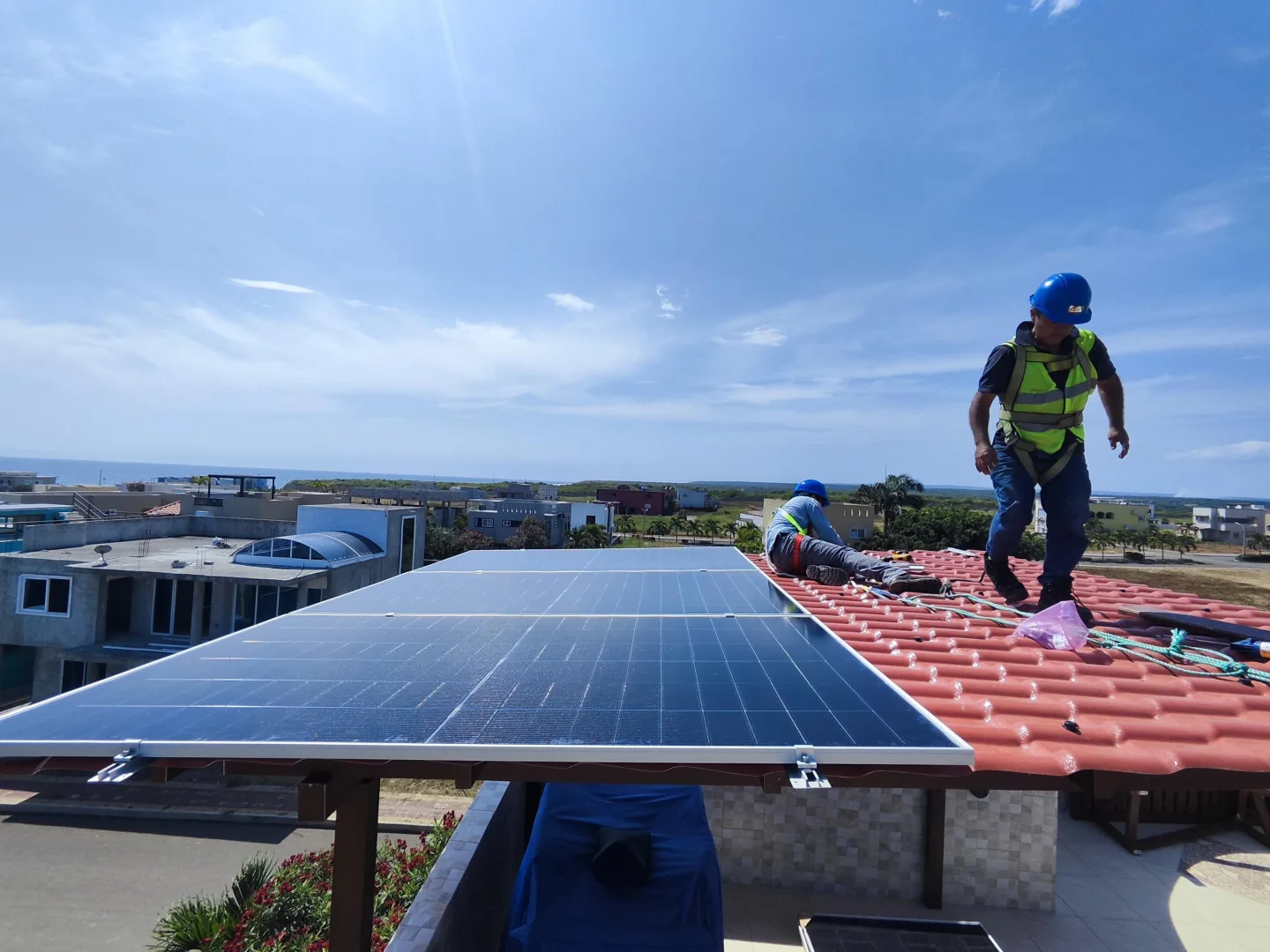 Paneles solares instalados en una cubierta con vista al mar en Manabí