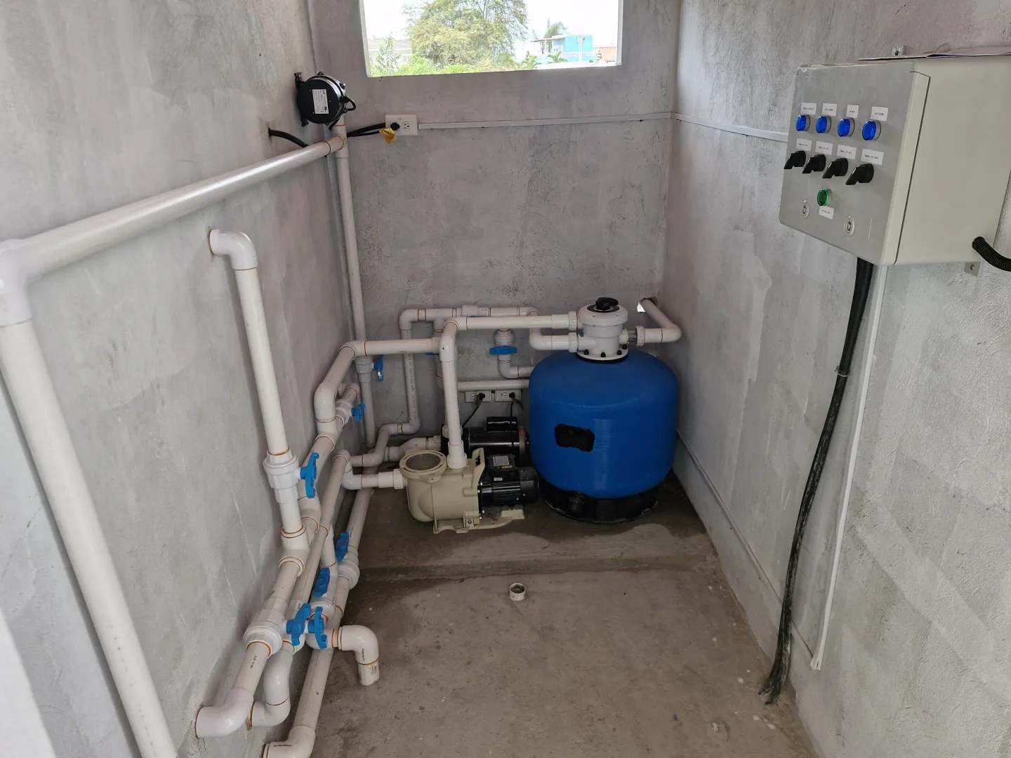 Cuarto de máquinas con bomba, filtro y tablero de control