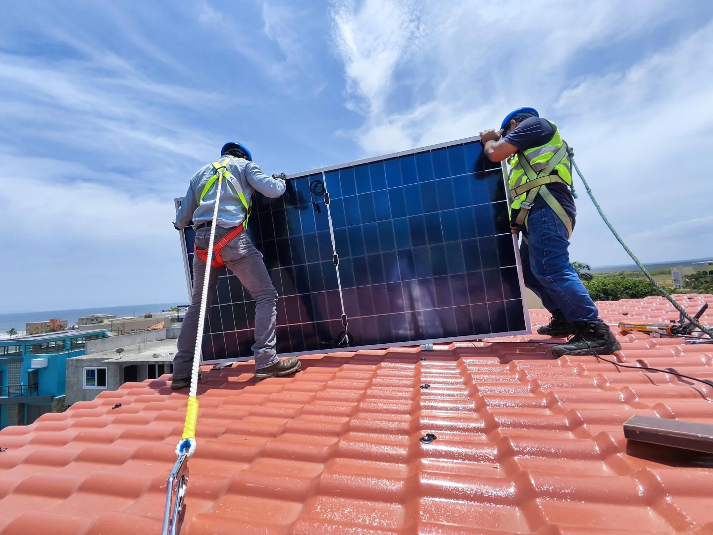 Montaje de paneles solares sobre cubierta de teja por el equipo de NACARK