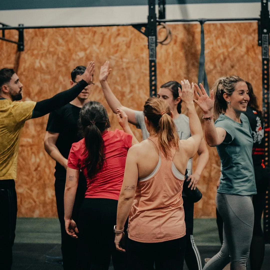 La comunidad de CrossFit Aësir entrenando en el box