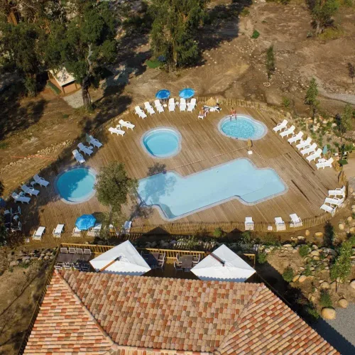 Piscine familiale avec plage et espace d&eacute;tente