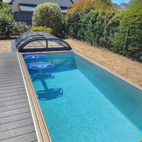 Piscine coque avec abri bas et terrasse bois