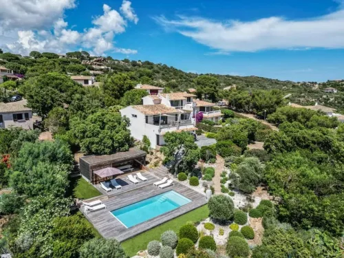 Piscine dans une propri&eacute;t&eacute; arbor&eacute;e en Corse